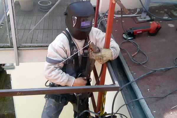 Svařování konstrukce pro sítě proti holubům